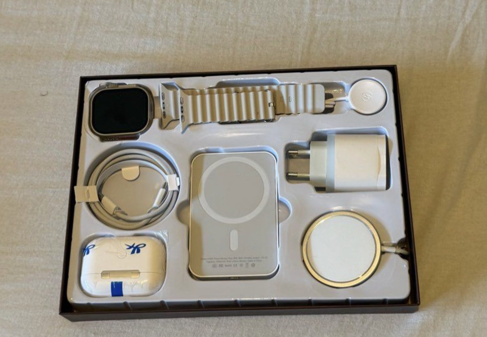 Photo non retouchée du Coffret Tech posé sur un drap
