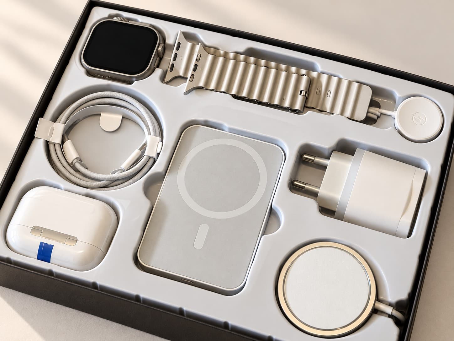 Vue de dessus des huit pièces du Coffret Tech, chacune dans son emplacement